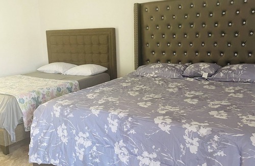 Greenacres House | Spacious King Custom Mastersuite W/Bathtub