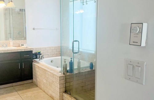 Greenacres House | Spacious King Custom Mastersuite W/Bathtub