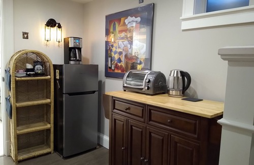 Creston - Kenilworth Apartment | Spacious King Room close to Reed College, Downtown, and Hawthorne District