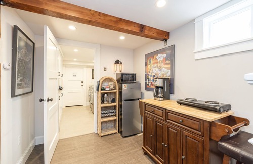 Creston - Kenilworth Apartment | Spacious King Room close to Reed College, Downtown, and Hawthorne District