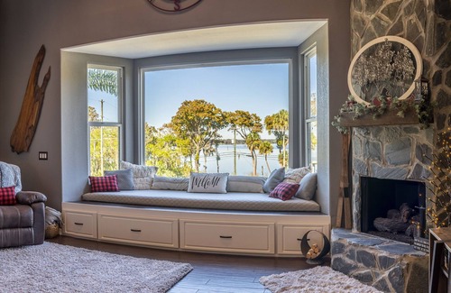Thonotosassa House | Spacious Lake Front , Private Pool/Spa and Dock