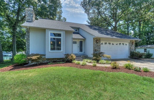 Mayhew House | Spacious Lake Front 5-bedroom house on Lake Norman with WiFi