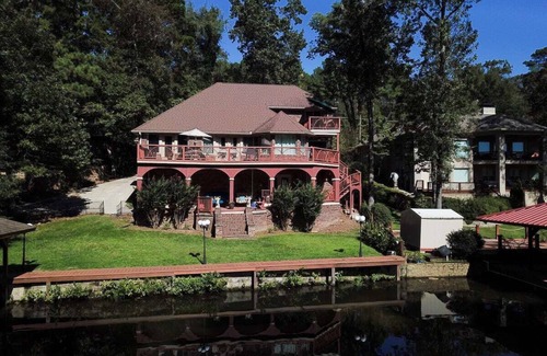 Mid America House | Spacious Lake Hamilton Retreat – Ideal for Family Getaways & Group Gatherings!