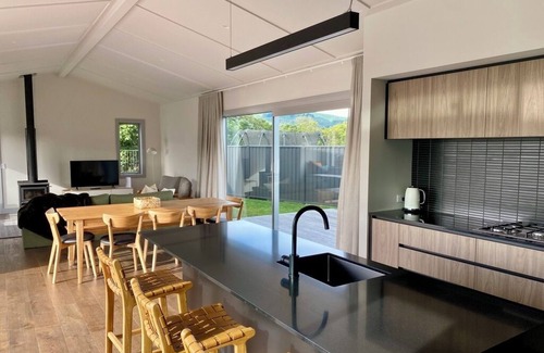 Kinloch House | Spacious Lake House, close to Lake, golf courses, cycling and walking tracks