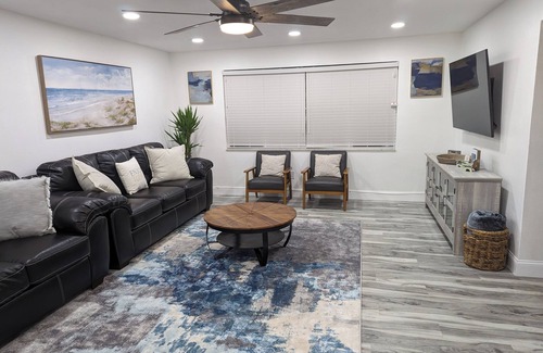 Clearwater House | Spacious Lake House retreat located in Clearwater FL, near beaches & shopping.