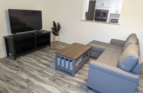 Clearwater House | Spacious Lake House retreat located in Clearwater FL, near beaches & shopping.