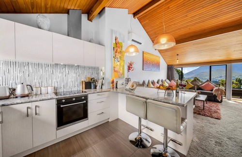 Fernhill House | SPACIOUS LAKE VIEW LUXURY SPA TOWNHOUSE WALK TO TOWN