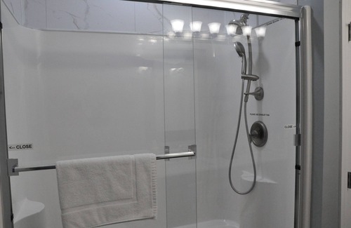 Kingsport Apartment | Spacious lakefront 2BR apt, J1772 EVchrg. Short term or exec. rental. NO CHORES.