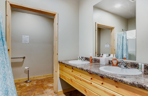 Harshaw Cabin | Spacious Lakefront Home with Dock - Water Views, Free Internet, Washer & Dryer