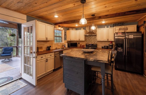 Higden Cottage | Spacious Lakefront Retreat w/Hot Tub & Guesthouse
