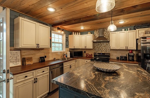 Higden Cottage | Spacious Lakefront Retreat w/Hot Tub & Guesthouse