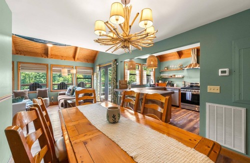 Sevierville House | Spacious Lakefront 4-bedroom house in Sevierville with private boat dock!