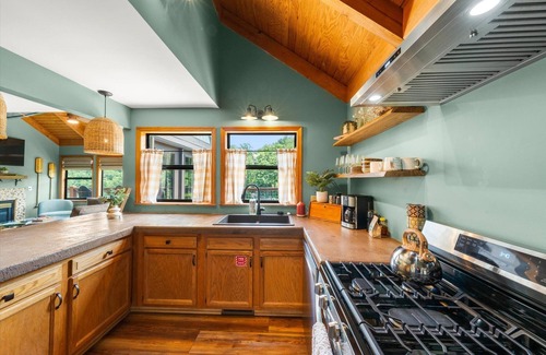 Sevierville House | Spacious Lakefront 4-bedroom house in Sevierville with private boat dock!