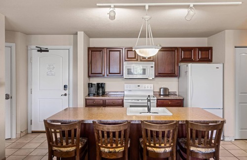Birchwood Condo | Spacious Lakeside Condo at Tagalong Golf Resort with Indoor Pool and Hot Tub