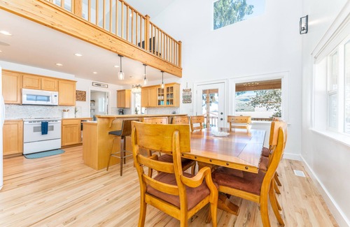 Chelan House | Spacious Lakeside Home: Walk to Beach, Wineries, and Downtown! Ample Parking!