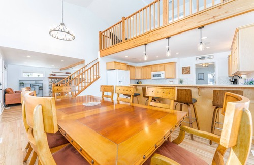 Chelan House | Spacious Lakeside Home: Walk to Beach, Wineries, and Downtown! Ample Parking!
