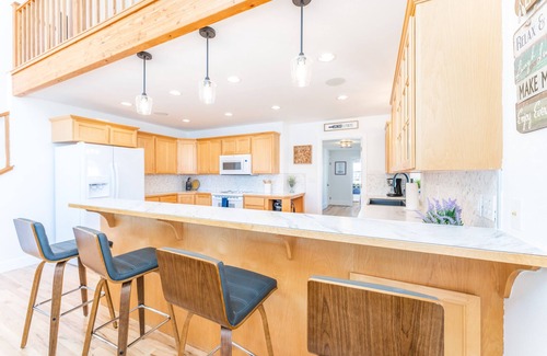 Chelan House | Spacious Lakeside Home: Walk to Beach, Wineries, and Downtown! Ample Parking!