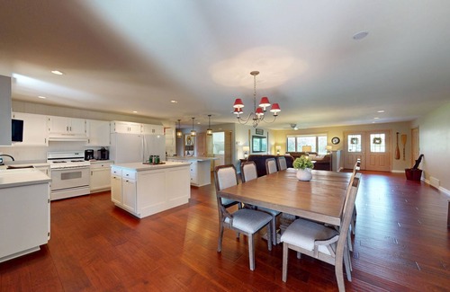 Eagle River House | Spacious lakeside retreat near golf, trails & downtown, your perfect getaway!