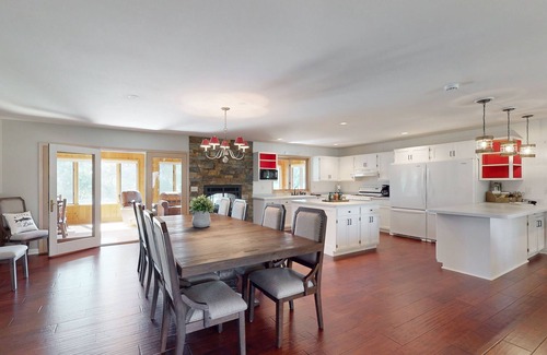 Eagle River House | Spacious lakeside retreat near golf, trails & downtown, your perfect getaway!