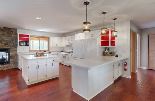 Eagle River House | Spacious lakeside retreat near golf, trails & downtown, your perfect getaway!