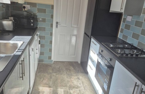 Northampton House | Spacious Large 4BR Home Train Station University