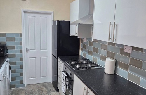 Northampton House | Spacious Large 4BR Home Train Station University