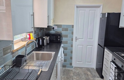 Northampton House | Spacious Large 4BR Home Train Station University
