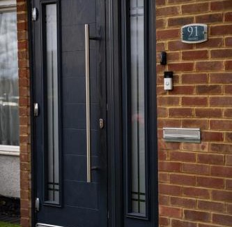 Luton Apartment | Spacious Large House - Very close to M1 - Walking distance to L&D Hospital - Contractor Friendly - Large groups