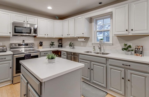 Lexington House | Spacious Lexington 4bed on 2.5 acres with Media Room and 6 TVS!!