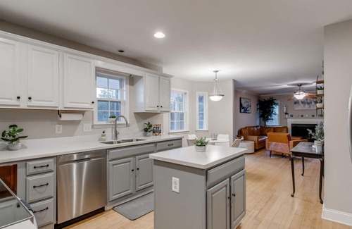 Lexington House | Spacious Lexington 4bed on 2.5 acres with Media Room and 6 TVS!!