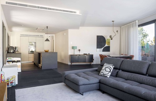 Sarria House | Spacious, Light-Filled Haven in Prestigious Sarria - Casa Grases