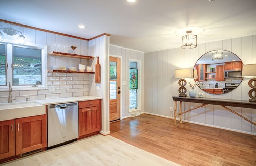 Seven Devils Cabin | Spacious lodge with magnificent mountain views, fireplace and hot tub.