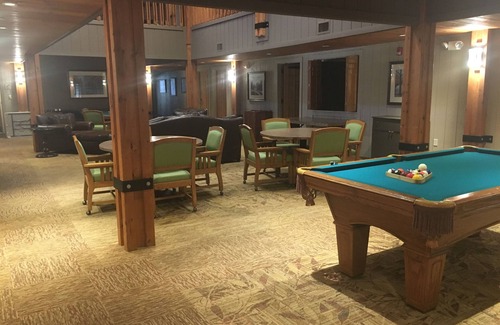Tulsa Cabin | Spacious lodge with 18 bedrooms, large living area with pool table and more!