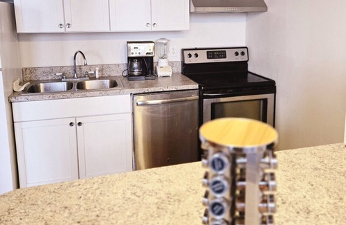 Detroit Apartment | Spacious Loft w/Riverfront Views & Comfort!