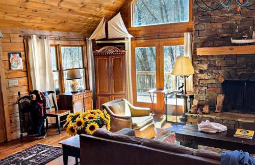 Wolf Laurel House | Spacious Log Cabin With Creek 2 Min From Ski Resort