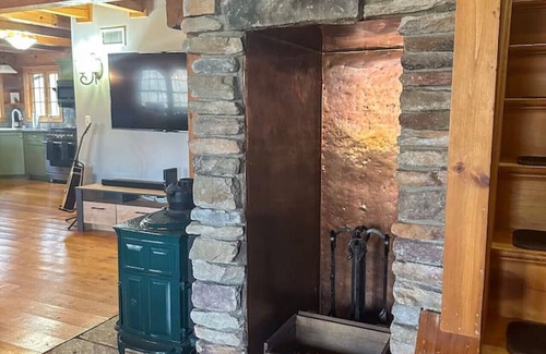 Warwick House | Spacious Log Home in Warwick "The Gretzky House"