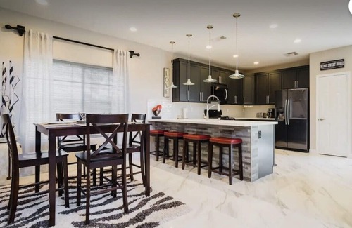 Sovana House | Spacious lovely 5-bedroom home in quiet cul-de-sac near the famous Strip.