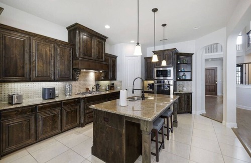 Frisco House | Spacious & Luxe, 5 Star Neighborhood, Movie Theatr