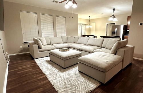 Round Rock House | Spacious Luxe Retreat for family and groups Austin
