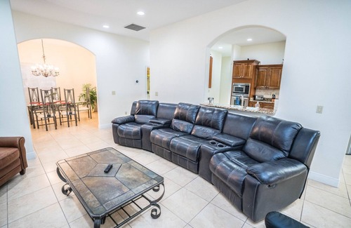 Apollo Beach House | Spacious Luxurious 6BR Villa May DISCOUNT 3 King BR 1 Queen BR, 3BT Pet-Friendly