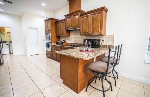 Apollo Beach House | Spacious Luxurious 6BR Villa May DISCOUNT 3 King BR 1 Queen BR, 3BT Pet-Friendly