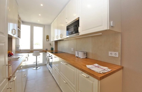 Estepona Apartment | Spacious luxury apartment with air con and seaview, Close to beach, restaurants and Estepona Port
