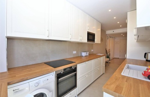 Estepona Apartment | Spacious luxury apartment with air con and seaview, Close to beach, restaurants and Estepona Port
