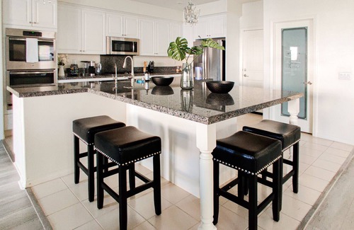 Mira Loma House | Spacious Luxury Modern Home by Silverlakes