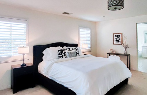 Mira Loma House | Spacious Luxury Modern Home by Silverlakes