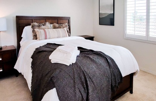 Mira Loma House | Spacious Luxury Modern Home by Silverlakes