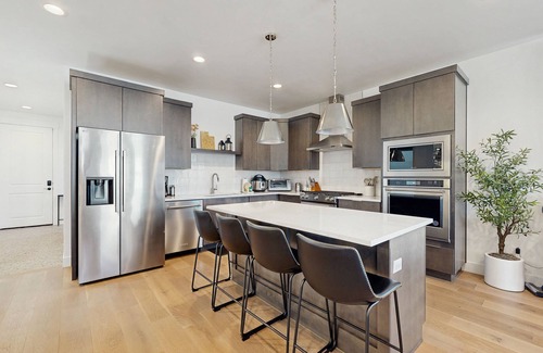 Park City House | Spacious, luxury multi-level home with en-suites, patio, balcony & hot tub