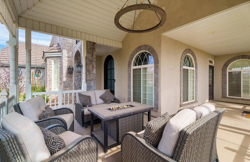 Hurricane House | Spacious mansion near Zions - HUGE backyard - Private Pool Coming June 2024