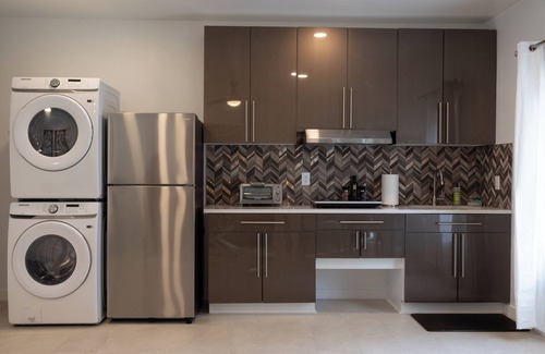 Naples Apartment | Spacious Modern 1B Studio w Patio, W&D