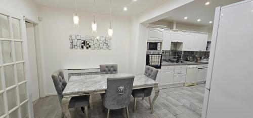 Heath House | Spacious & Modern 2-Bed House in Dagenham